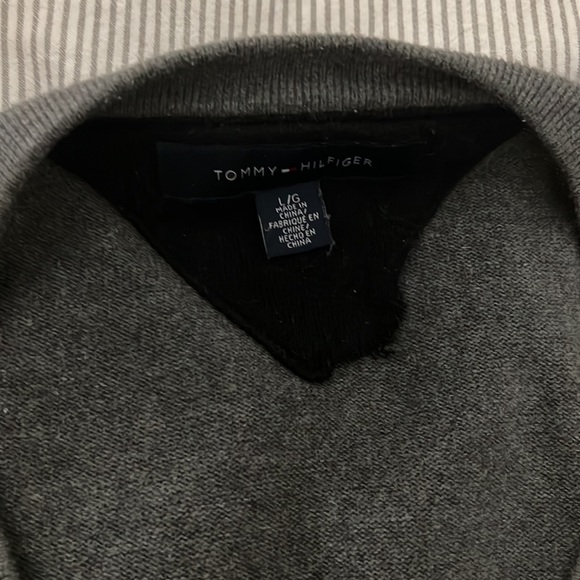 Tommy Hilfiger Grey V-Neck Sweater (L) - Picture 2 of 3